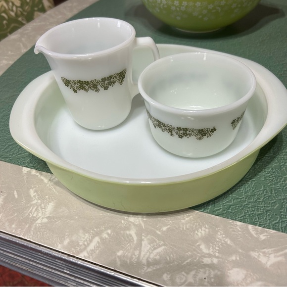 Pyrex Spring Blossom Cream and sugar set Excellent and 2 green Pyrex bowls as is - Picture 4 of 12